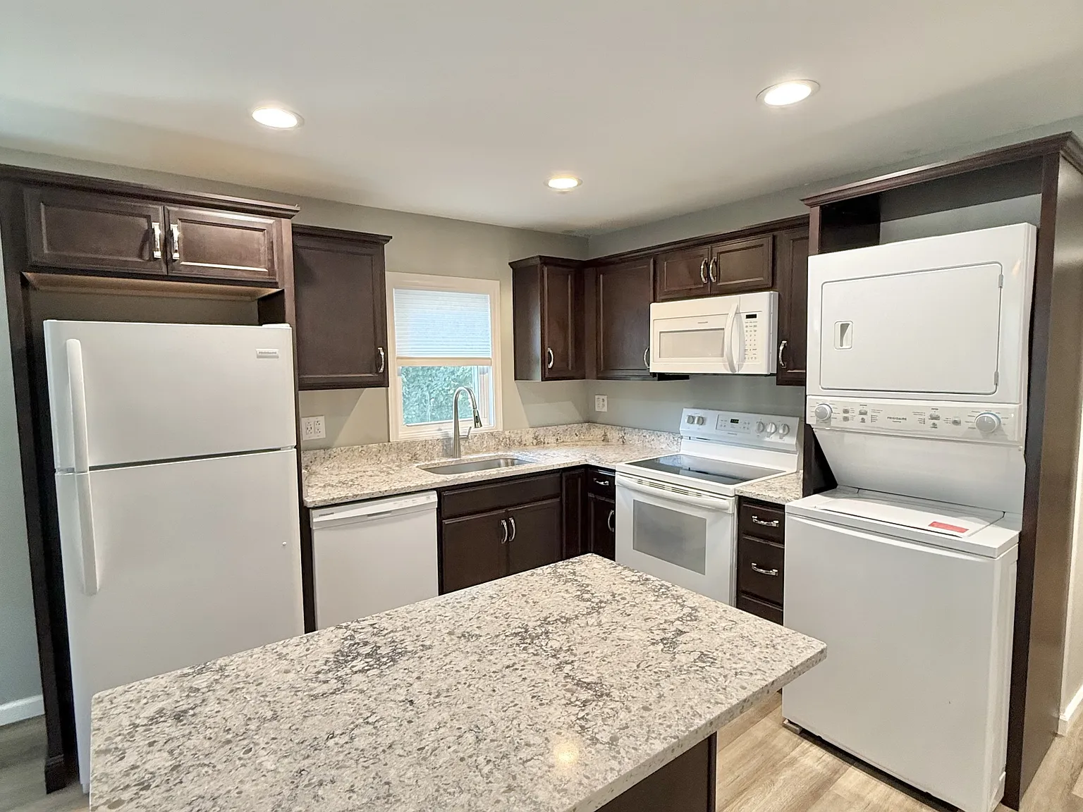 222 W Broadway Ave — Photo 2
