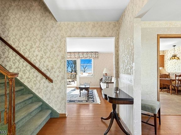 4th image of 10 Tree Top Dr