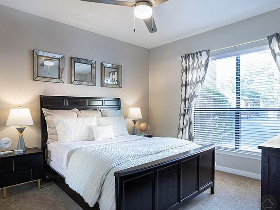 5th image of 4801 Plaza On The Lake Dr #522