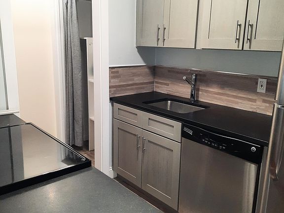 4th image of 715 Main St APT 3