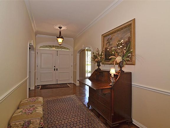 3rd image of 5318 Royal Crest Dr