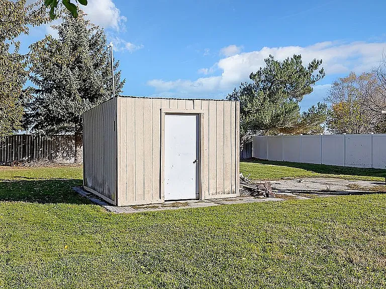 710 Taylor St W — Photo 33