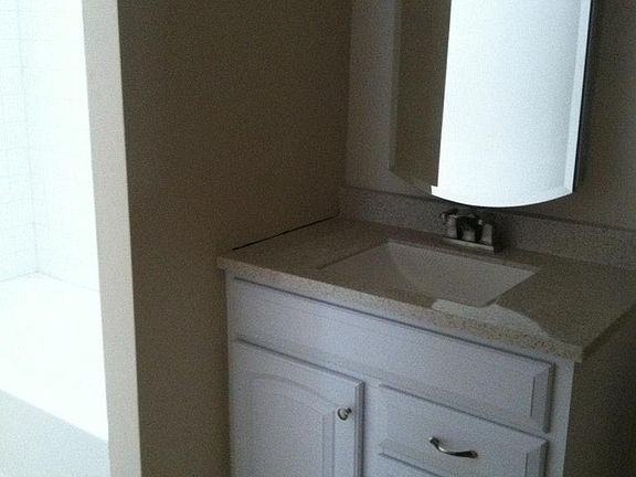 2nd floor bath w/shower
