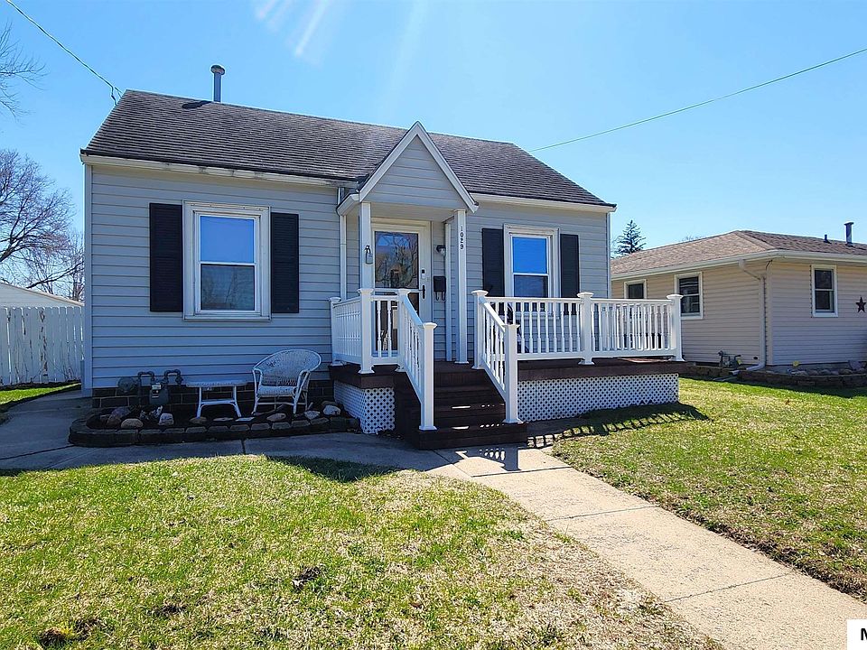 1st image of 1029 1st St NE
