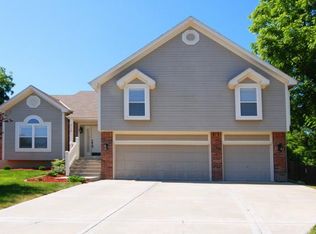 7130 N Highland Ct, Gladstone, MO 64119