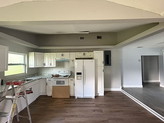 5th image of 3000 E 20th St