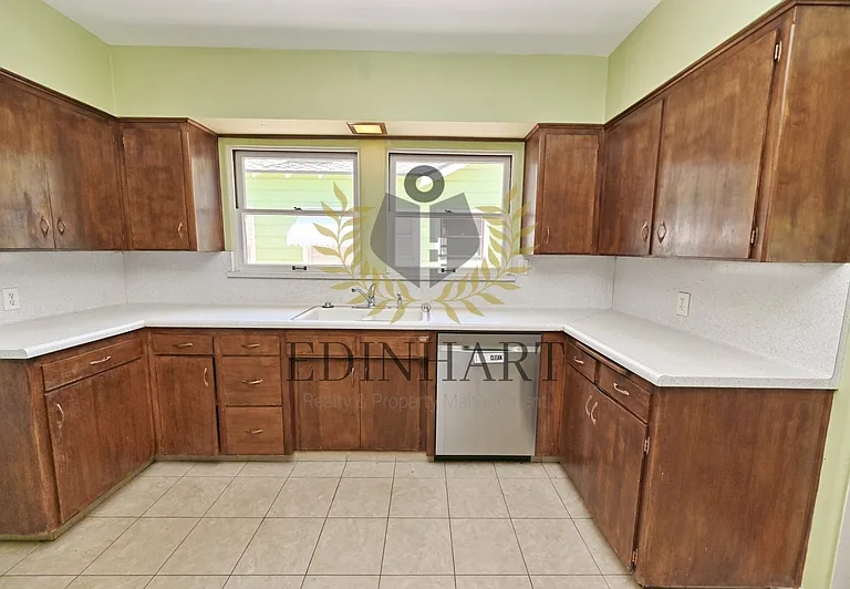 145 E University Ave — Photo 15