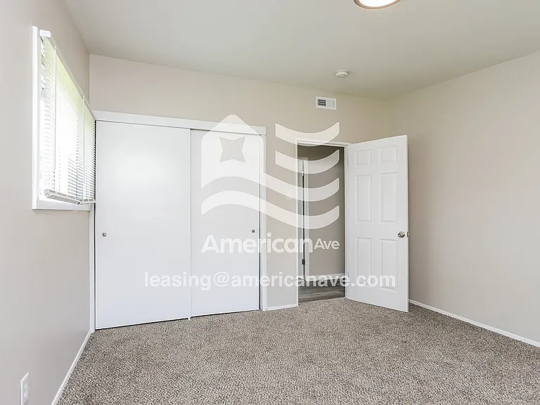 1438607_009_wm_-_bedroom_12931158.jpg