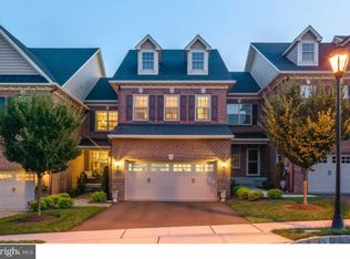 102 Saint James Dr, Langhorne, PA 19047