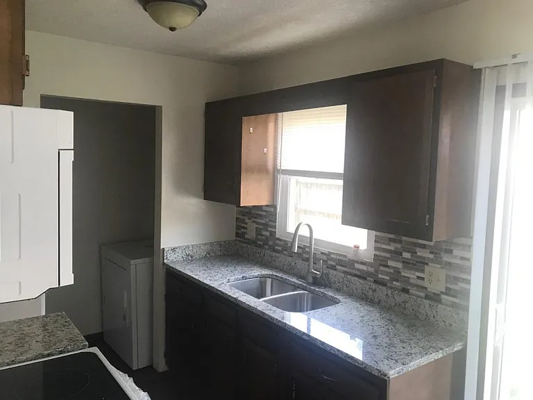 240 Collier Dr — Photo 2