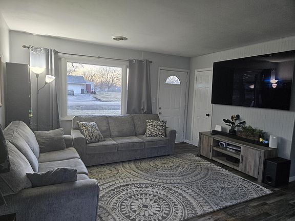 3rd image of 10611 Baker St