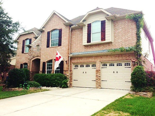 Beautiful Curb Appeal!
