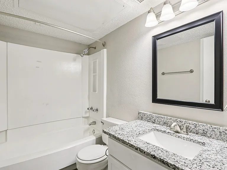 A1 - 1BD, 1BA - 707SF - Bathroom