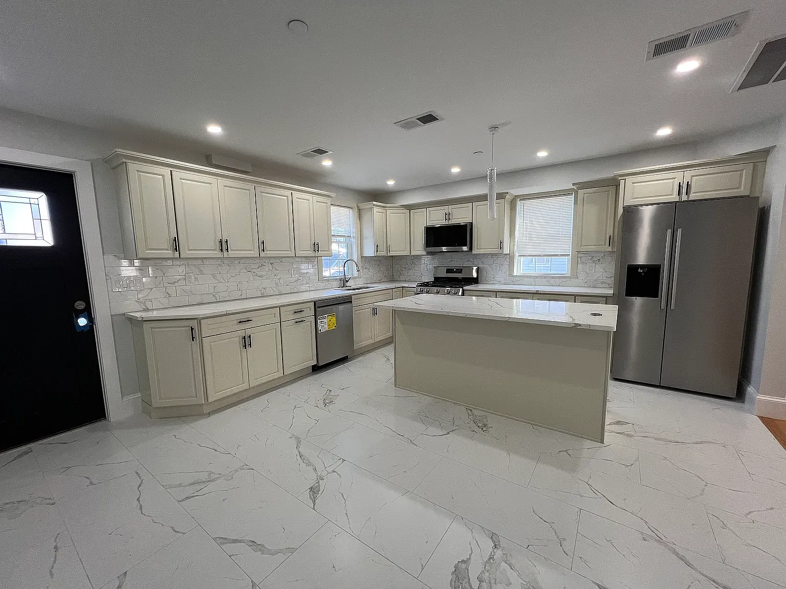 4 bed, 3.5 bath, 1850 sqft, $4,600 — Photo 3