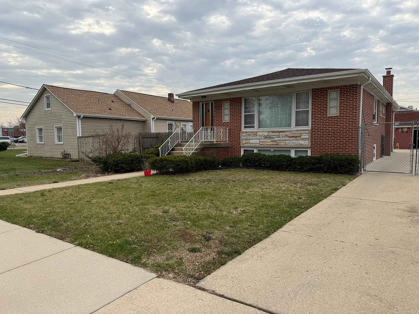 2571 Suffield St photo 1