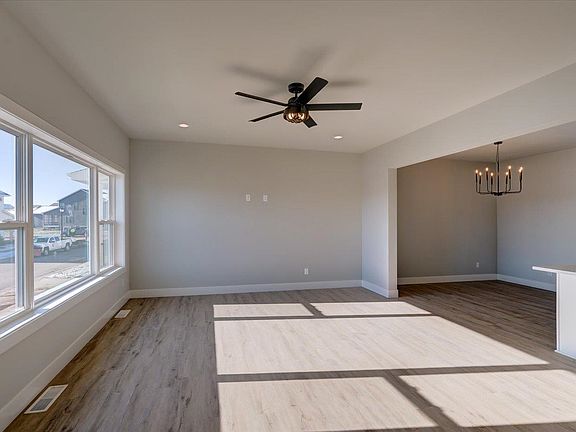 3rd image of 4852 Romaine Rd