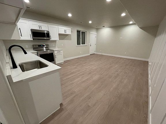 4th image of 182 W Sycamore Ln