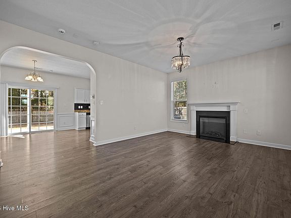 3rd image of 712 Dexter Court