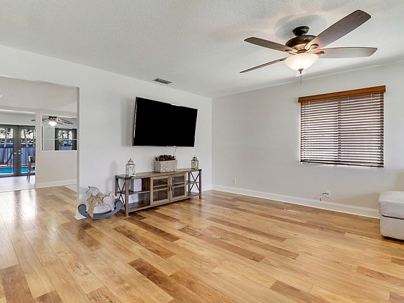 4th image of 1119 RAINWOOD Circle