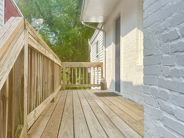 207 W 5th St #B — Photo 3