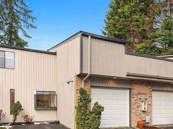 3rd image of 19124 Ballinger Way NE