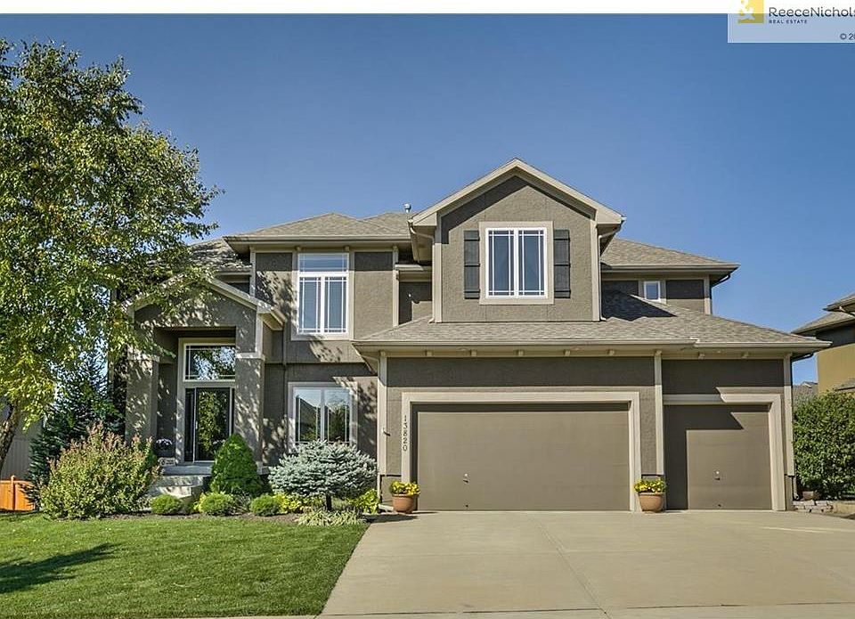 WELCOME HOME!! OPEN FLOOR PLAN WITH LOVELY LANDSCAPING.