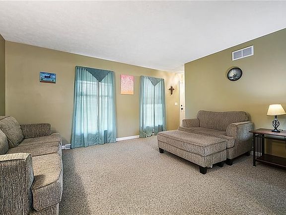 5th image of 124 Thorn Apple Dr