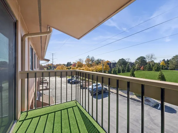 7990 Garfield Ave APT 14-3, Burr Ridge, IL 60527