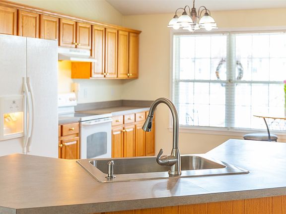 4th image of 40 Somerset Dr