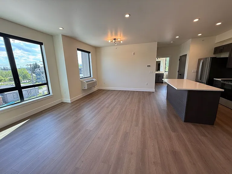 711 Victory Ln — Photo 1