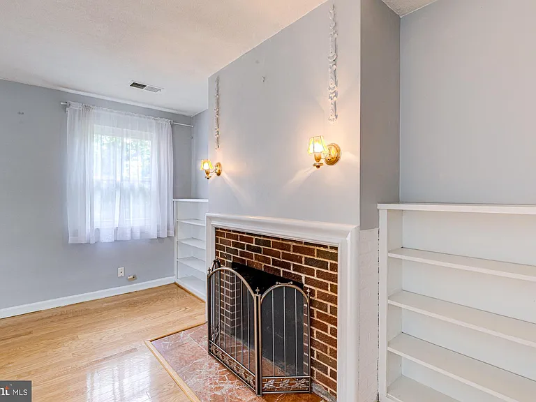 1947 S Arlington Ridge Rd — Photo 22