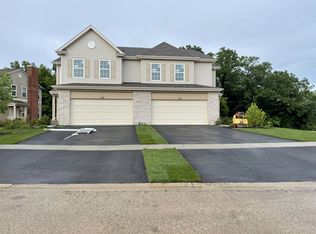 708 Oak Hollow Rd, Crystal Lake, IL 60014