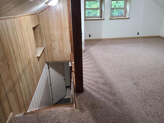 Interior stairway / entry