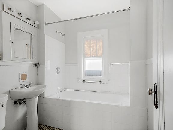 5th image of 1840 Union Ave SE