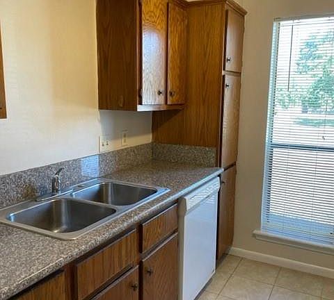 5th image of 728 San Saba Dr