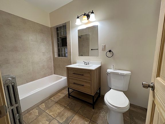 3rd image of 4657 N Avers Ave APT 1