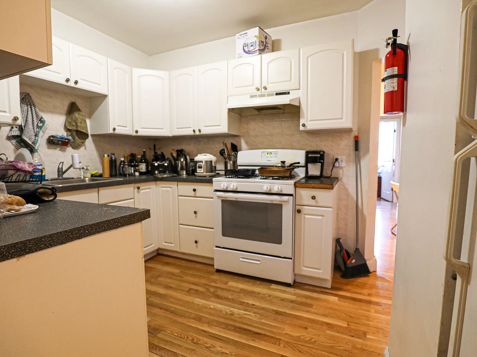 4 bed, 1.0 bath, $5,950 — Photo 2