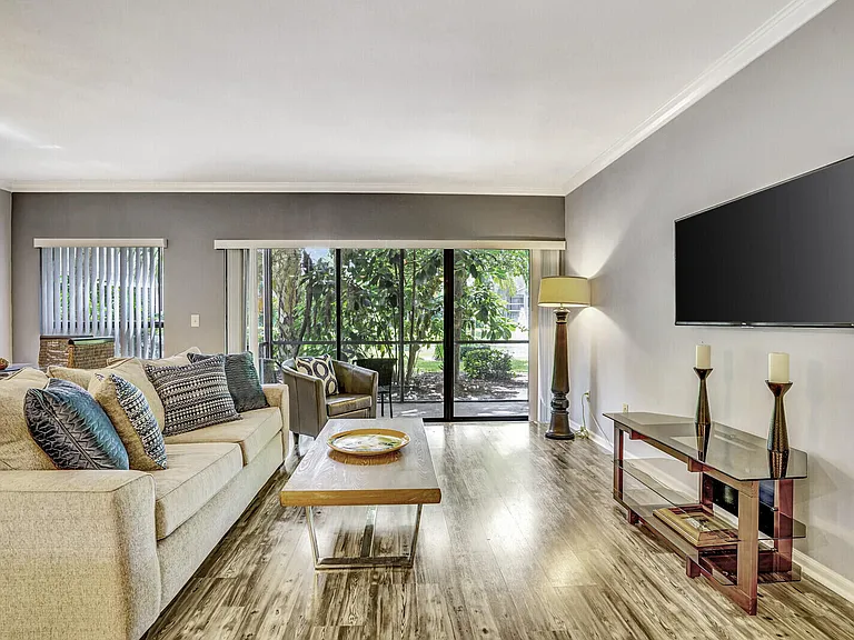 11863 Wimbledon Cir #424 — Photo 3