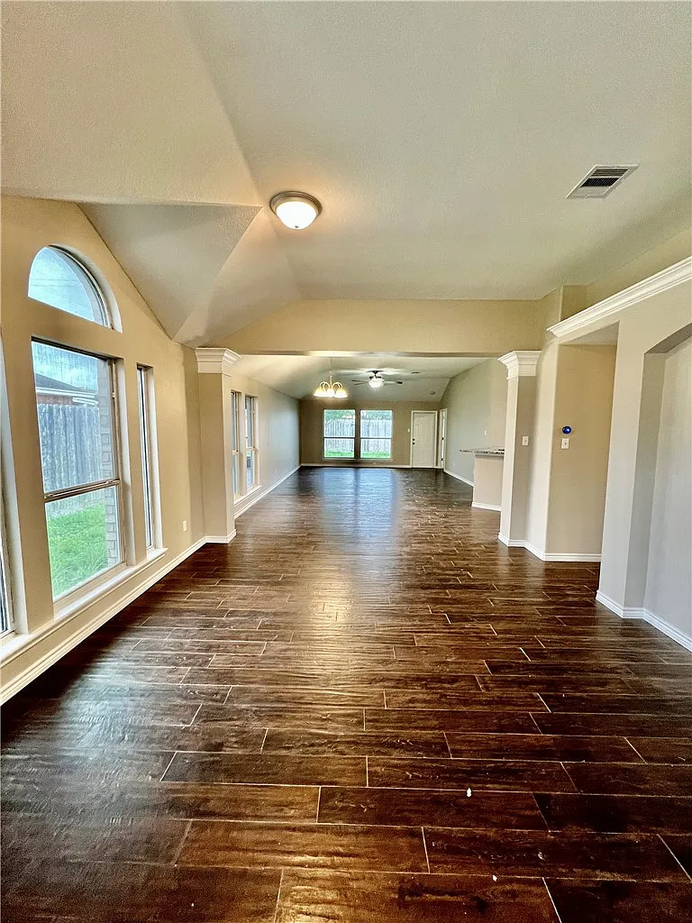 3 bed, 2.0 bath, 1892 sqft, $2,100 — Photo 2