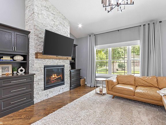 5th image of 21 Timberlane Dr