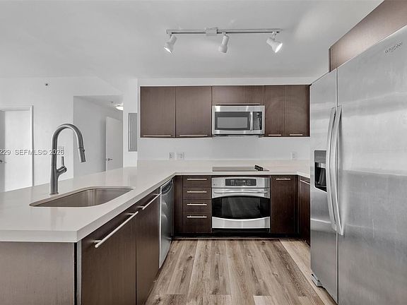 4th image of 90 SW 3rd St APT 2001