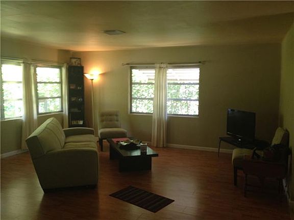 3rd image of 306 N Palmway