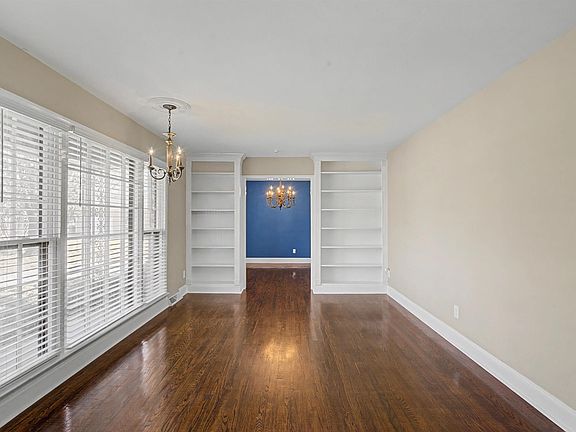3rd image of 806 Petitt Cir SE