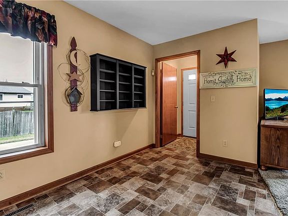 4th image of 20 Castlewood Dr