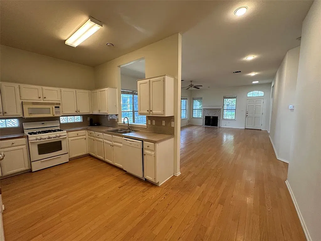 4 bed, 1700 sqft, $4,200 — Photo 2