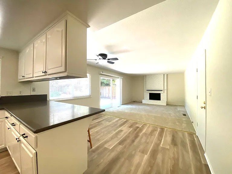 4653 Del Valle Pkwy — Photo 11