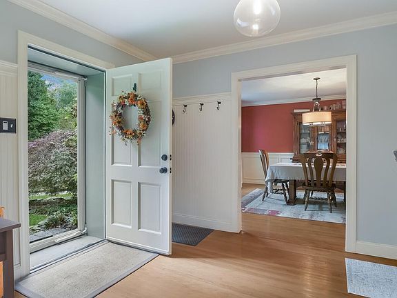 5th image of 14 Fox Valley Ln