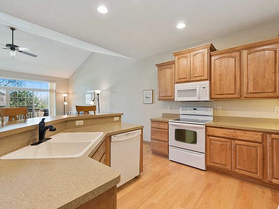 5th image of 682 Sweet Briar Ct