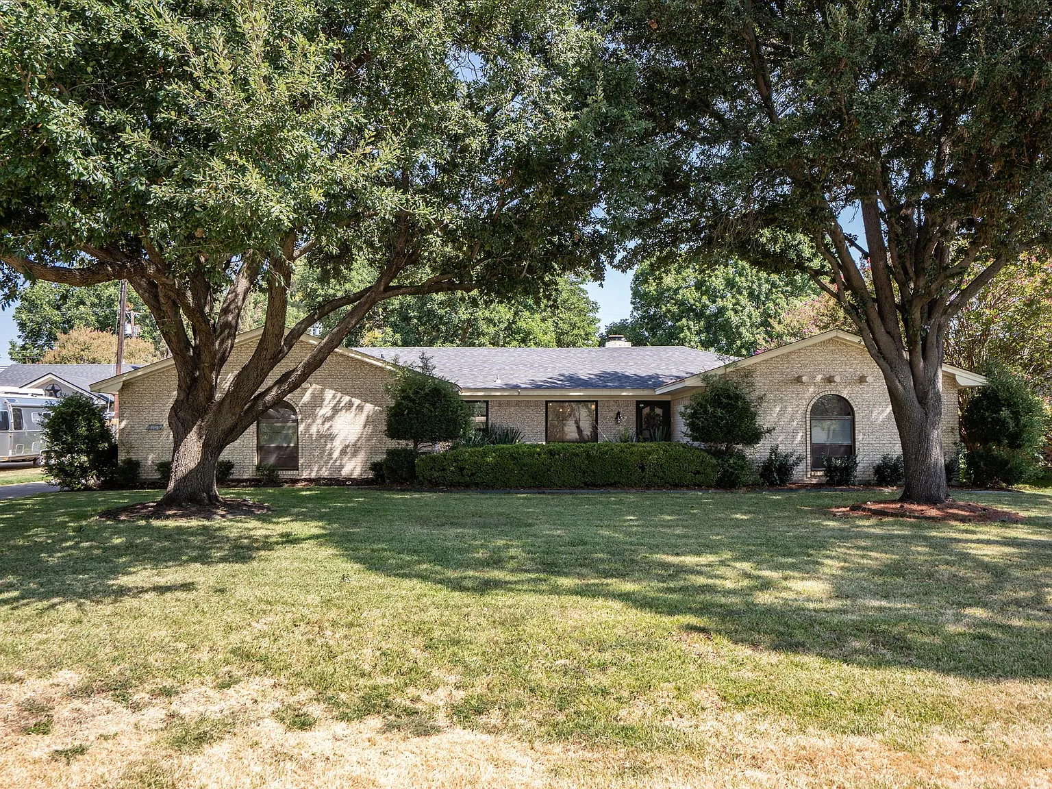 4 bed, 2138 sqft, $3,800 — Photo 3