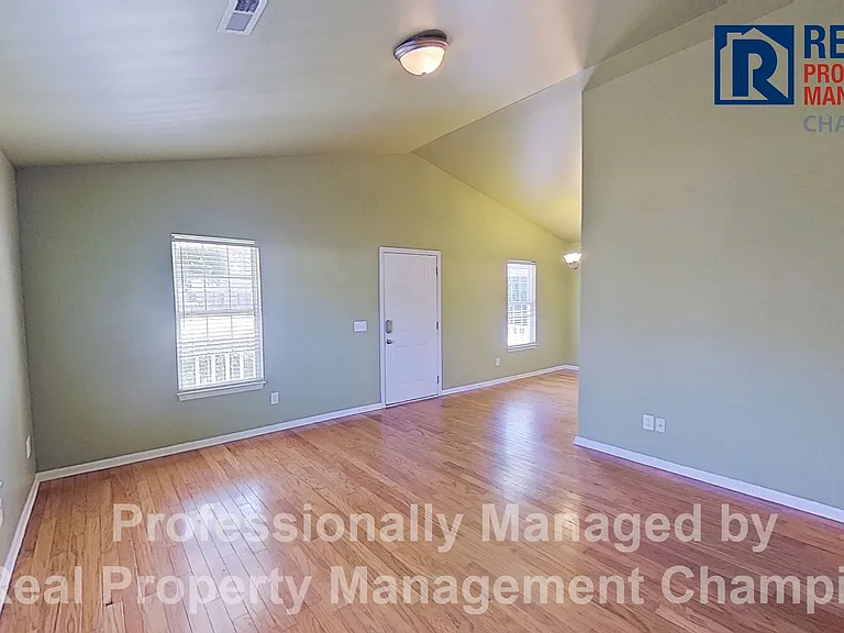 627 Tabor Ln — Photo 3